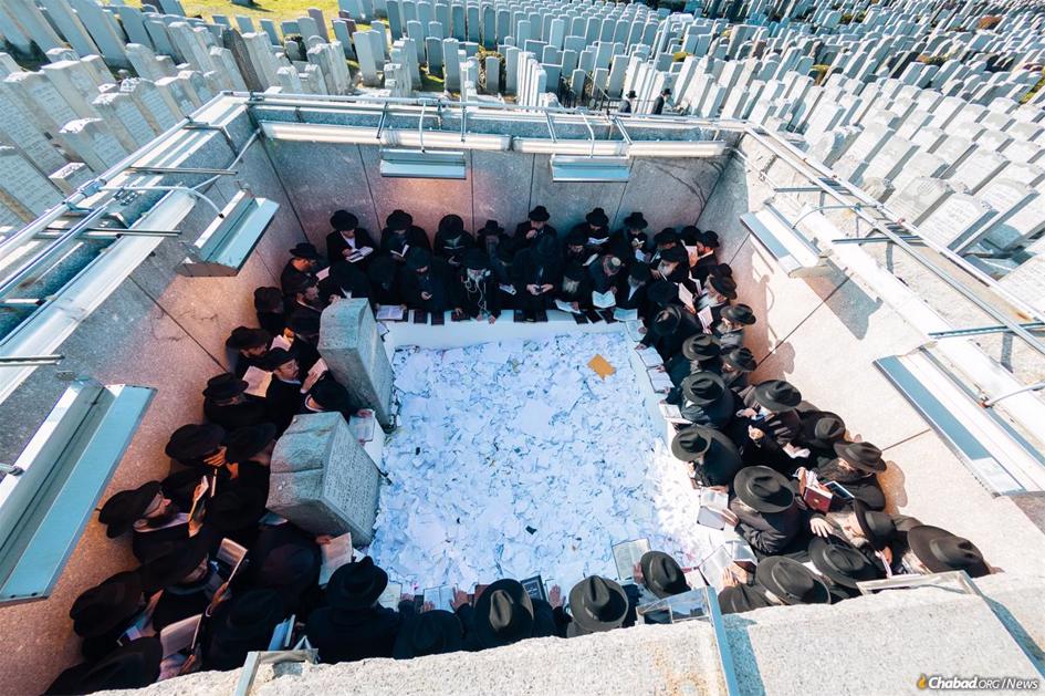 Crowd praying at the Ohel of the Lubavitcher Rebbe in Queens, New York