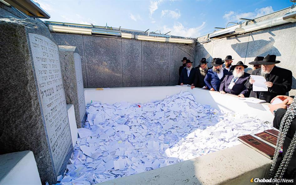 Kvittels placed at the Ohel