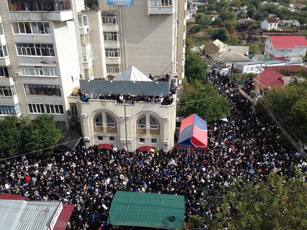 Rosh Hashanah kibbutz — tens of thousands gathered at the tziyun in Uman
